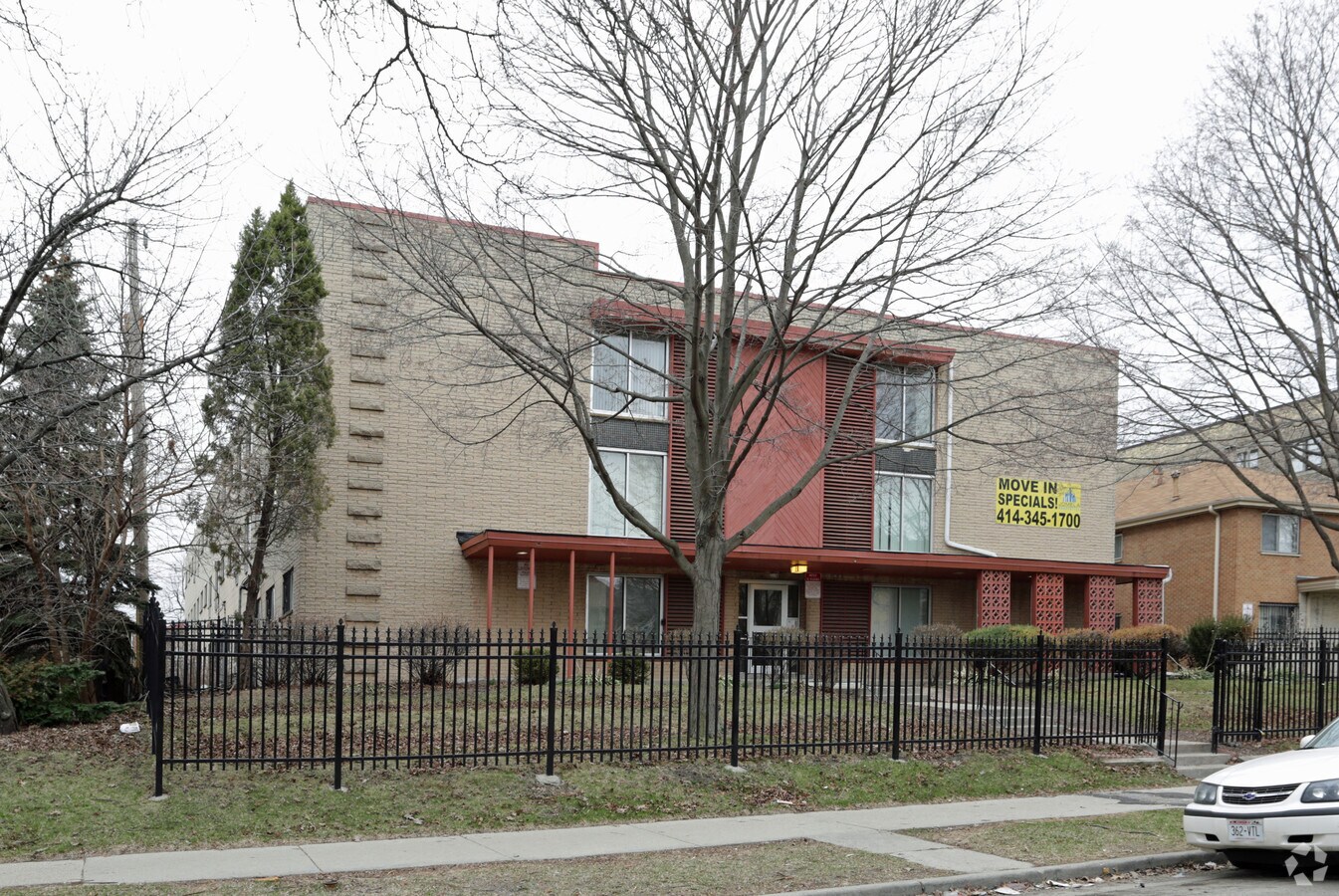 Primary Photo - 3118-3124 W Wells St Apartments