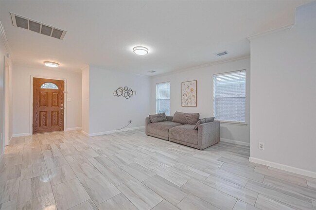 Photo - 5914 Clerkenwell Dr