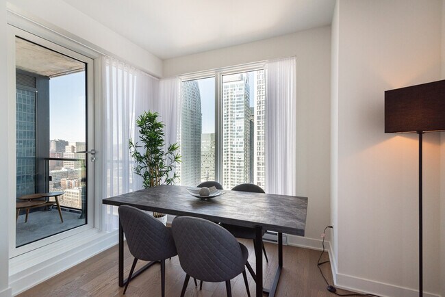 Photo - 1268 Rue Saint-Antoine O Unit SI ID1570230P
