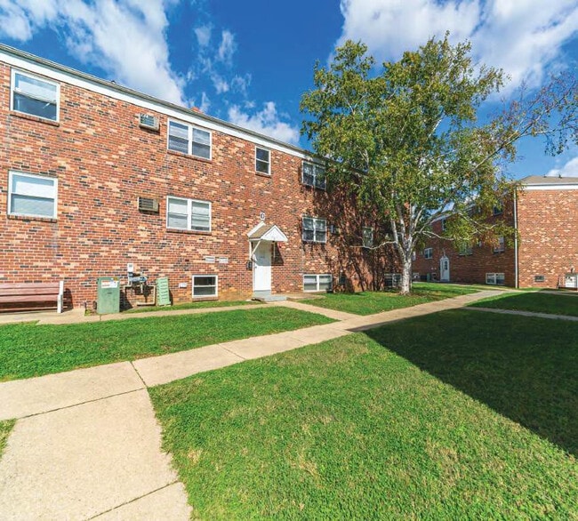 Building Photo - Colonial Court