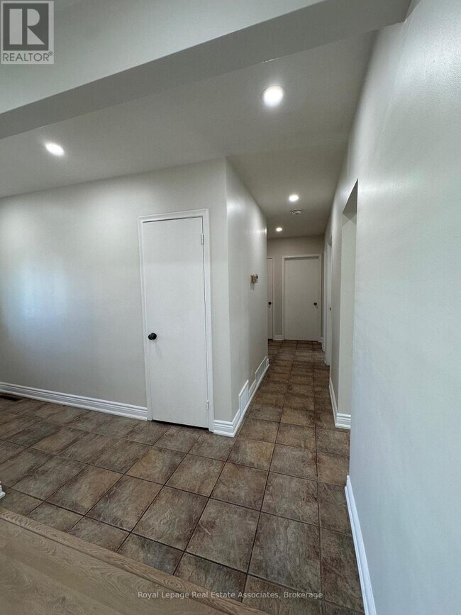 Photo - 150 Ontario St S