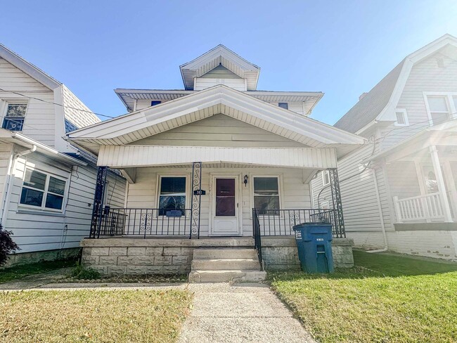Building Photo - Three bedroom home available for move in. ...