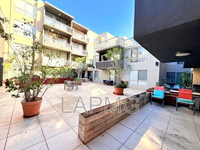 Photo - 1745 Camino Palmero St