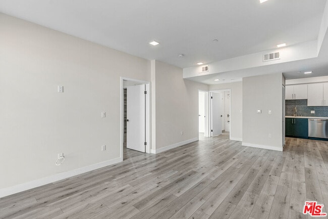 Photo - 1111 N Kenmore Ave Unit #401