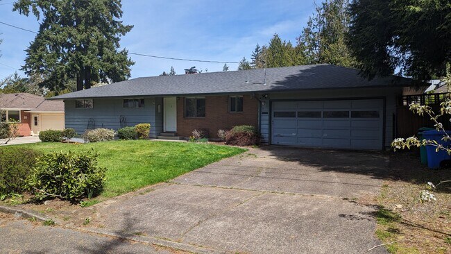 Spacious Three Bedroom with Large - Image