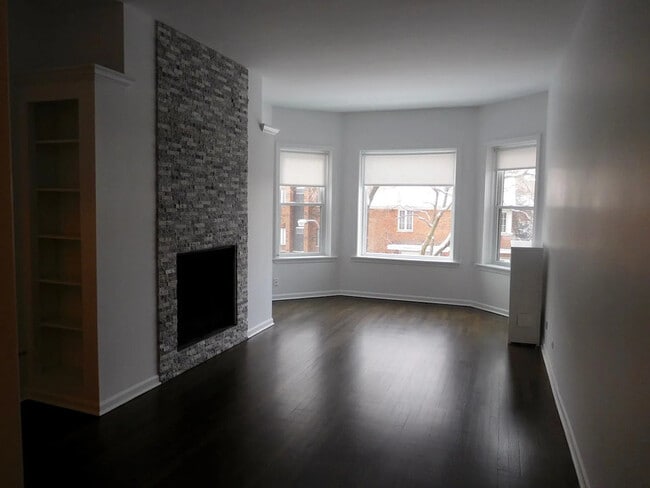 Building Photo - 3519 N Pine Grove Ave Unit APT 2N