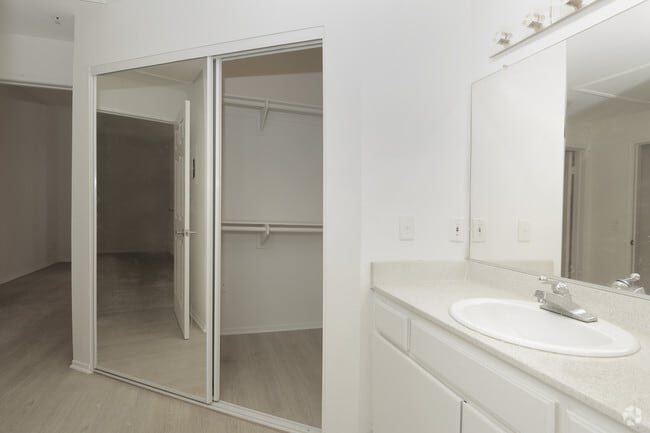 1HAB, 1BA - 675&nbsp;ft² - Miracle Mile Apartments
