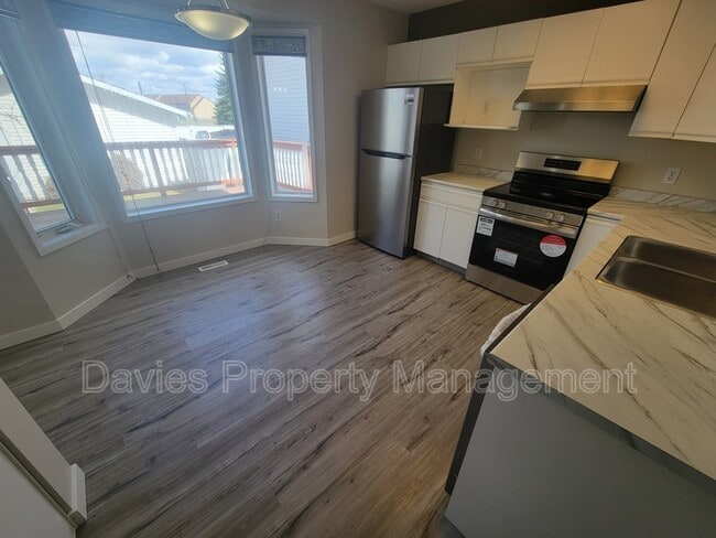 Photo - 8006-815A 15a Ave NW