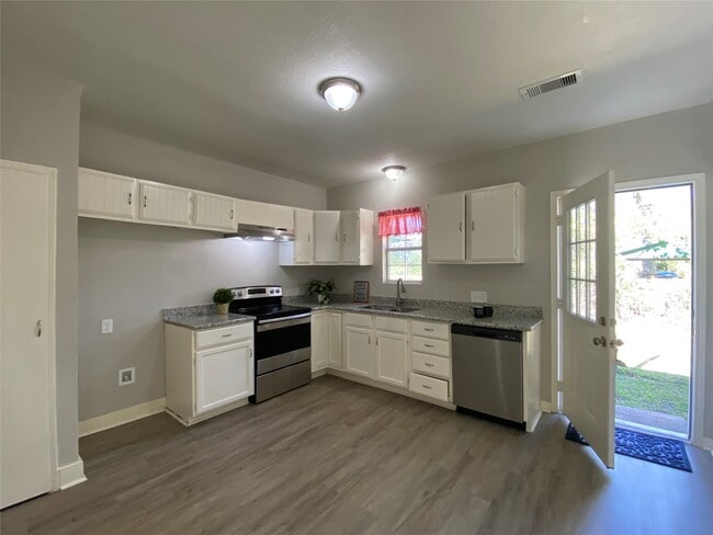 Photo - 121 Parker Ln