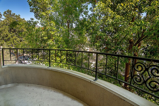 Photo - 1221 N Kings Rd Unidad 302