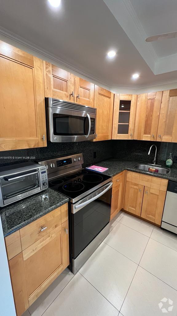 Building Photo - 20500 W Country Club Dr Unit 204 Rental