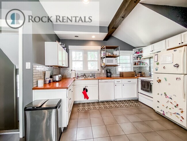 Photo - 4 Bed 2.5 Bath House in Convenient Location