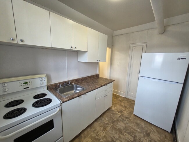 Building Photo - 429 Qu'Appelle Ave Unit F