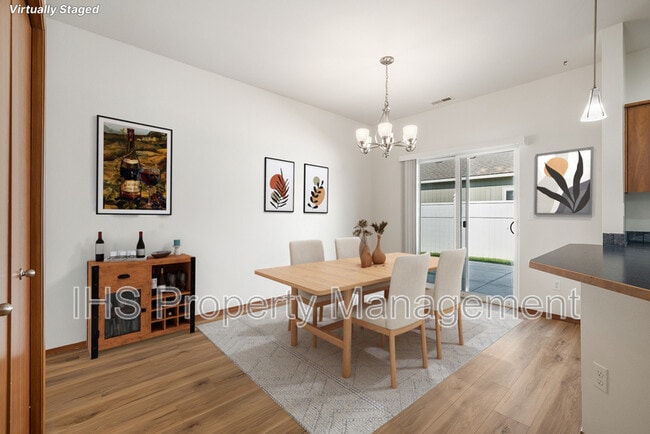 Photo - 555 Cherokee St