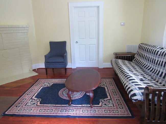 living room - 705 W Markham Ave Unit B