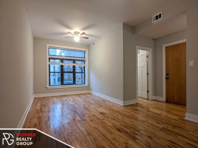 Photo - 627 W Oakdale Ave Apartments Unit #635-1