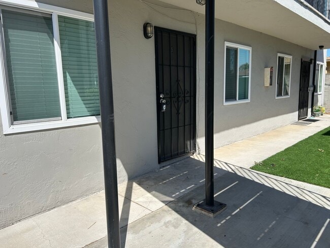 Building Photo - 1 Bed, 1 Bath in Central SD. Water/Trash I... Unit 4444 #5 Rental