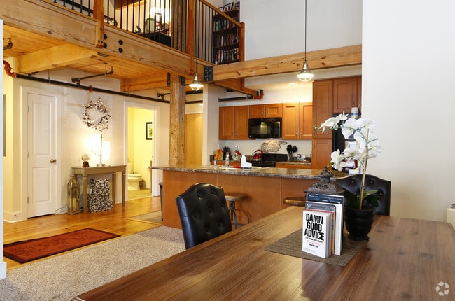 2BR, 1.5BA - 1st floor w/Loft Noell- Dining Area