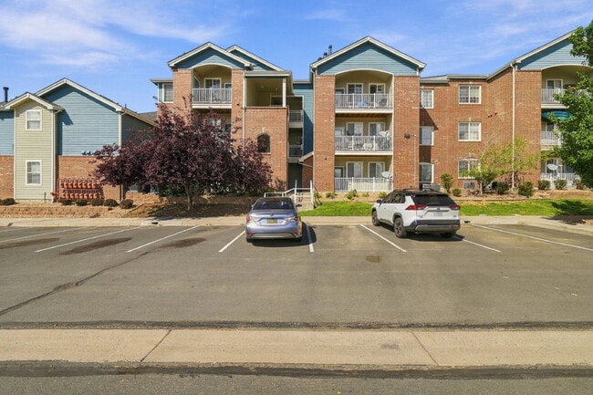Building Photo - $1,679.95 with $300 Cleaning Voucher, 1 Bed - 1 Bath, Condo in Aurora with In-Unit Laundry! Unit 201