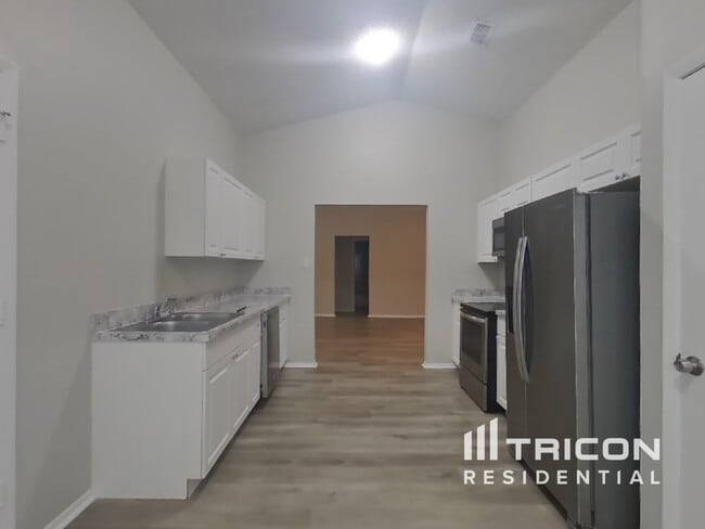 Photo - 714 49th St E