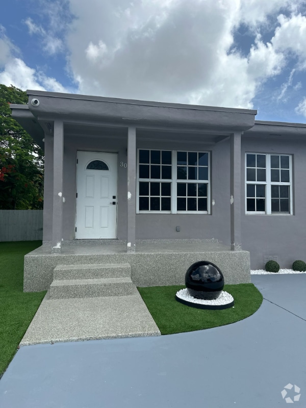 Building Photo - 3095 W Flagler St Rental