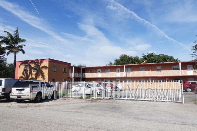 Building Photo - 1245 W 24th St Unit #208