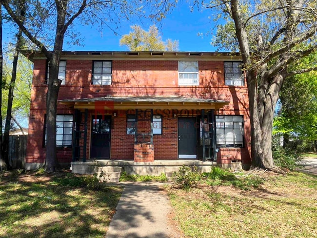 Building Photo - 2 bedroom, 1 bathroom duplex!