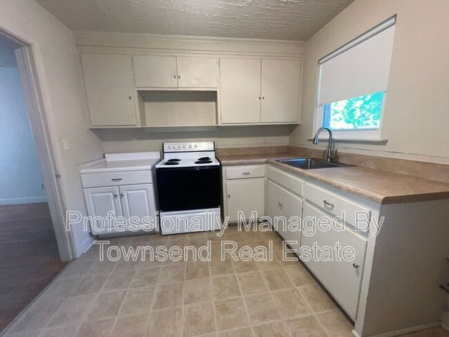 Photo - 507 Martine Rd