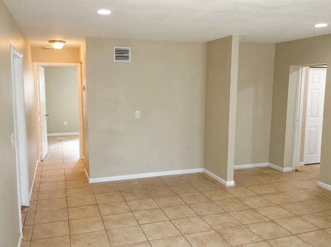 671 N 68th Way