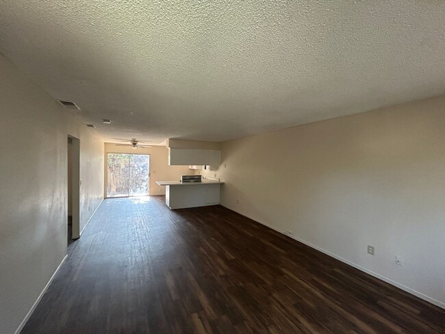 Building Photo - 93 E Hazelwood Dr Unit 93 E. Hazelwood #B