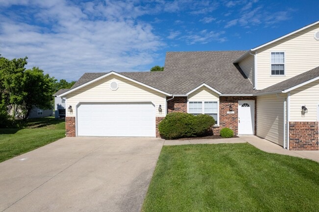 Building Photo - 5009-5011-5011 Betty Jean Way Unit 5011 Betty Jean Way