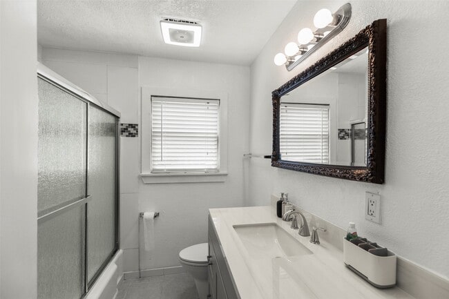 Building Photo - 5808 Community Dr