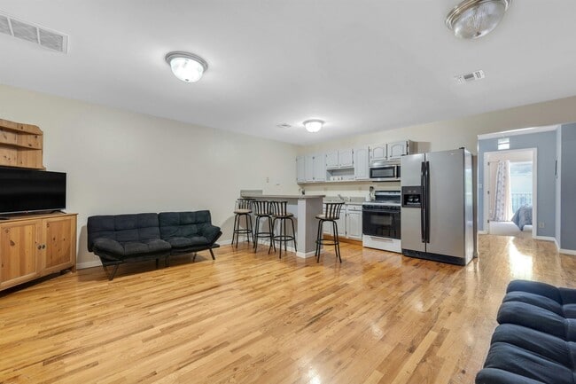 Building Photo - 4413 Park Ave Unit 2L Rental