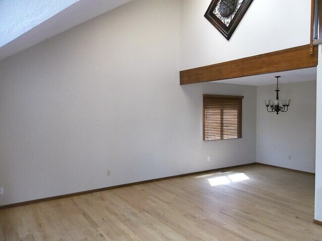 Photo - 2056 Westbourne Dr