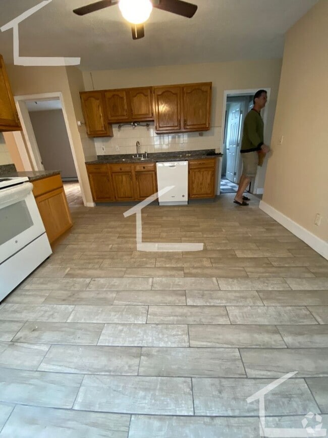 Building Photo - Huge 2nd floor recently renovated unit Rental
