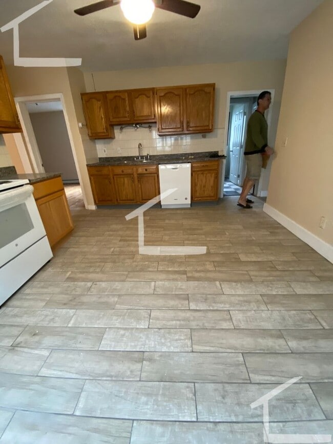Huge 2nd floor recently renovated unit - Huge 2nd floor recently renovated unit House