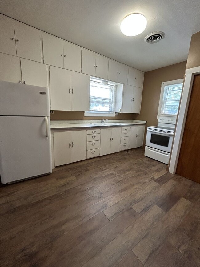Photo - Large 3 bedroom 1 bath steps away from PSU Campus!!