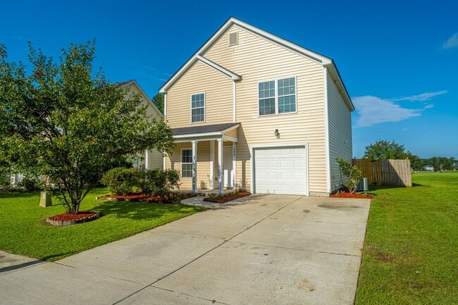 Building Photo - **COMPLETLEY RENOVATED** 4 Bed, 3 Bath Hom... Rental