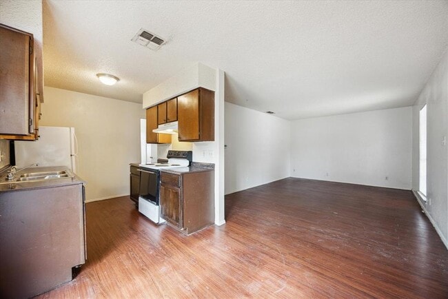 Photo - 5902 Harwill Cir