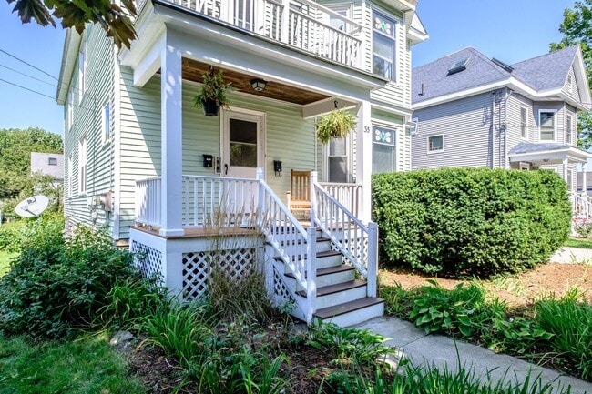 Building Photo - 35 Clinton St Unit 1