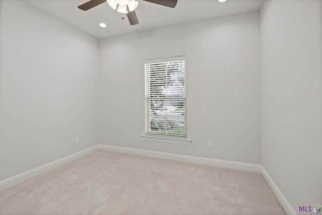 Photo - 471 Lake Breeze Dr