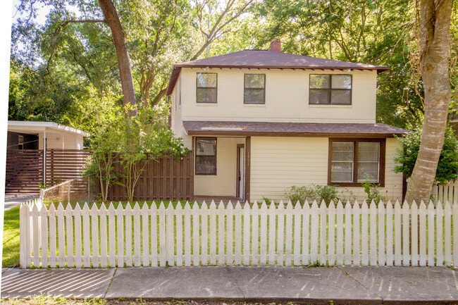 Photo - 1521 Yukon St