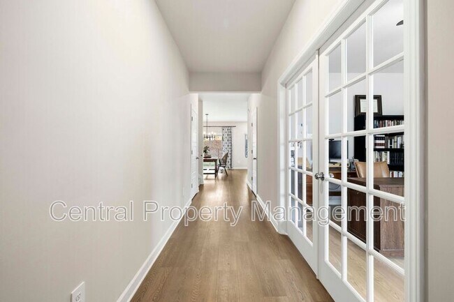 Photo - 320 Lavinia Cir