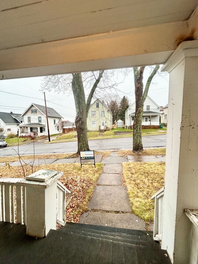 Photo - AVAILABLE December! - 3 Bed 1 Bath Home - With Fenced In Yard!