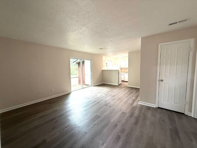 Building Photo - "Charming 2-Bed Oasis in Huntsville - Cozy 869 Sq. Ft. Retreat!" Unit D