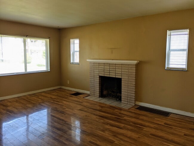 Photo - 543 Woodbury Ave