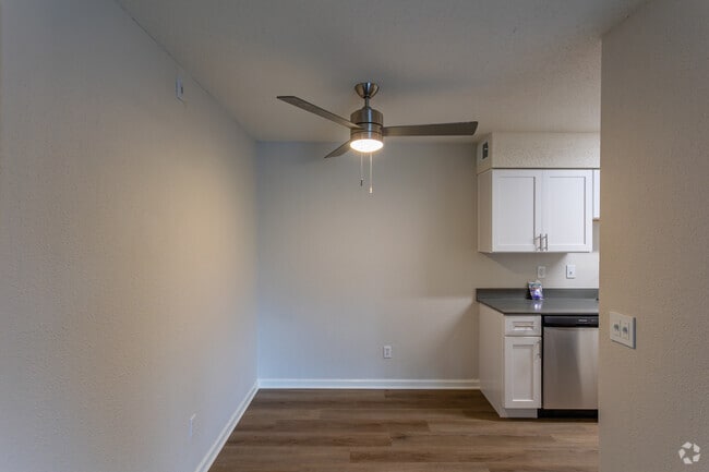 1BR, 1BA - 700SF - Dining Area - Whispering Oaks