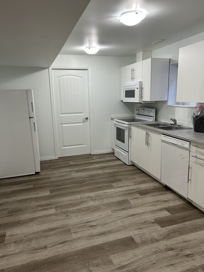 Building Photo - 12521-12577 77 St NW Unit 12521 - Bsmt