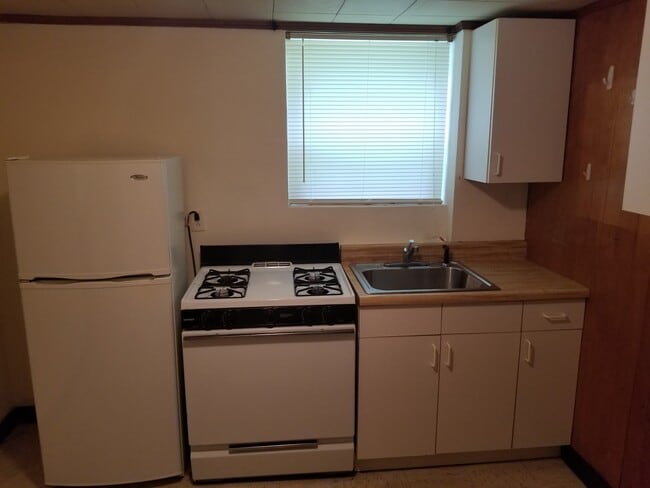 Building Photo - 2110 Larchwood St NE Unit 1 Bedroom Studio Apartmen Rental