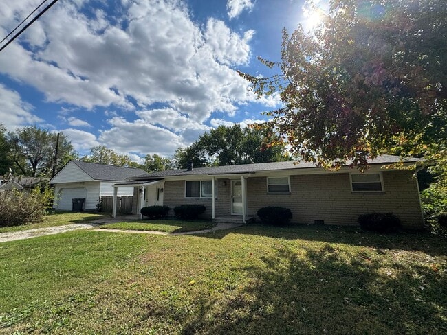 Building Photo - Southeast Indy - 3 BR home